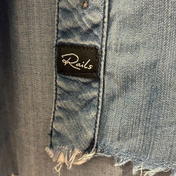 Rails Dana Blue Denim Chambray Shirt Distressed Hem Size XS - Picture 4 of 4